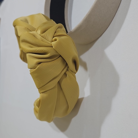 4 piece hair accessory set; Headband 2pc & Scrunchies 2pc. - Picture 8 of 11